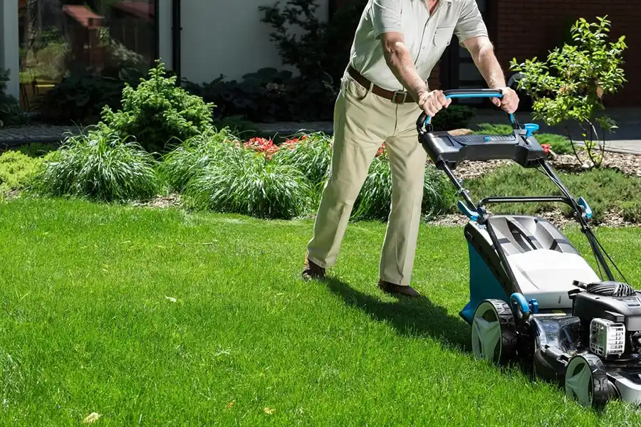 Can you mow wet grass Lee's Summit, MO